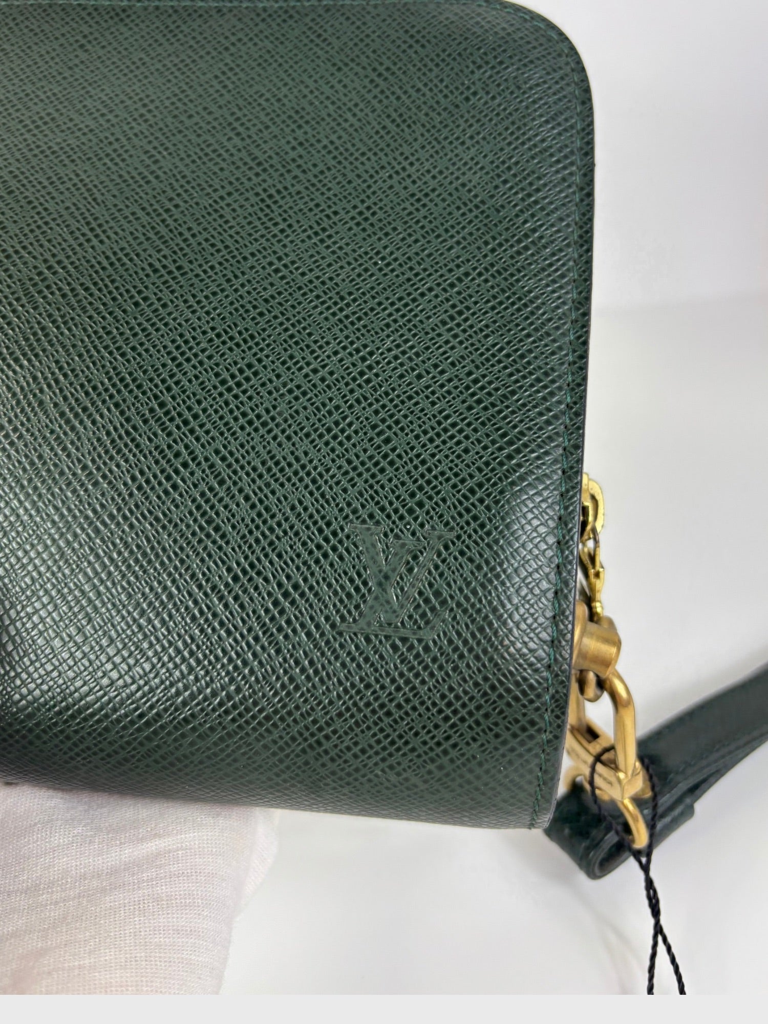 Pochette cuir Taïga Louis Vuitton