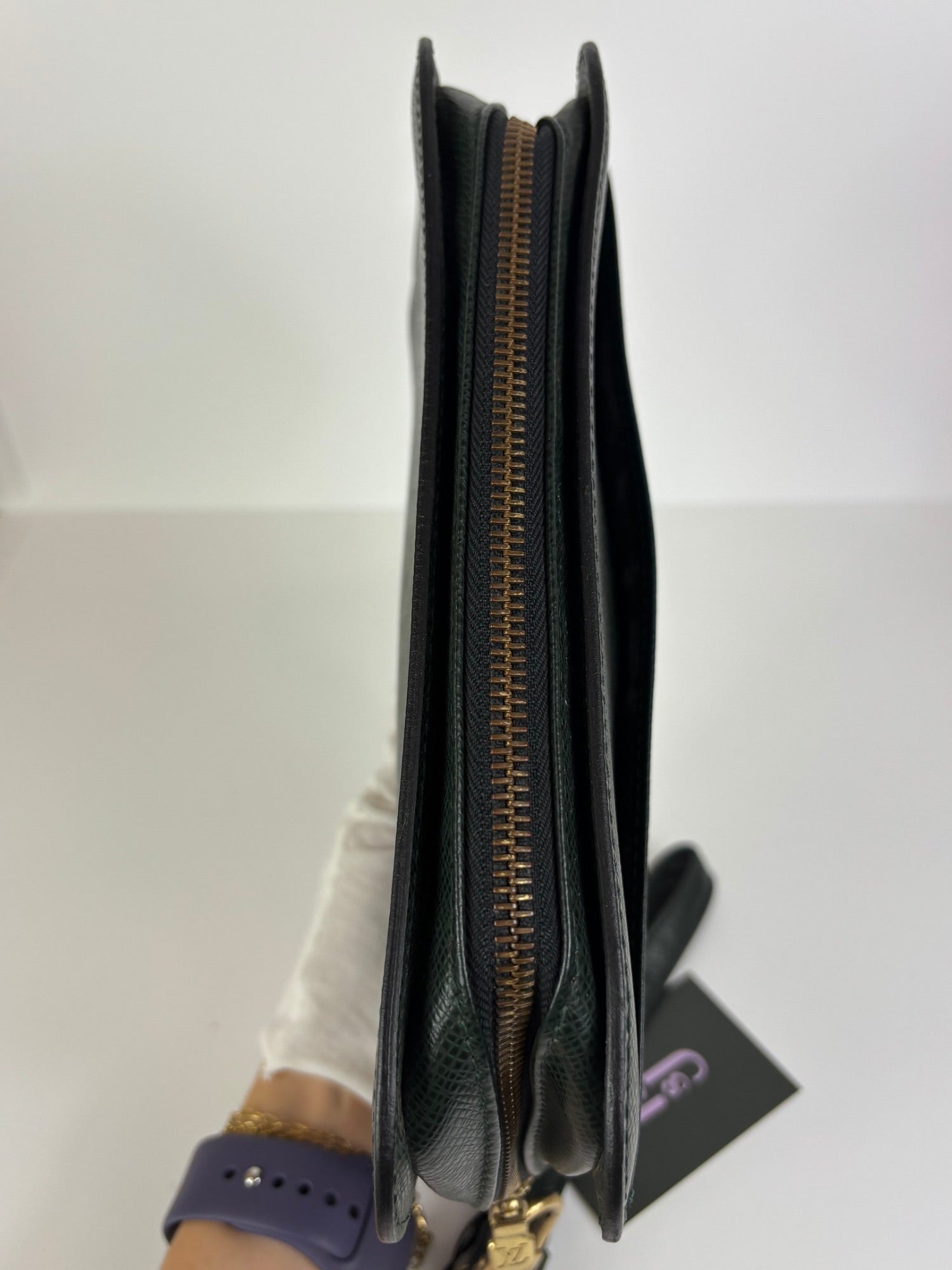 Pochette cuir Taïga Louis Vuitton