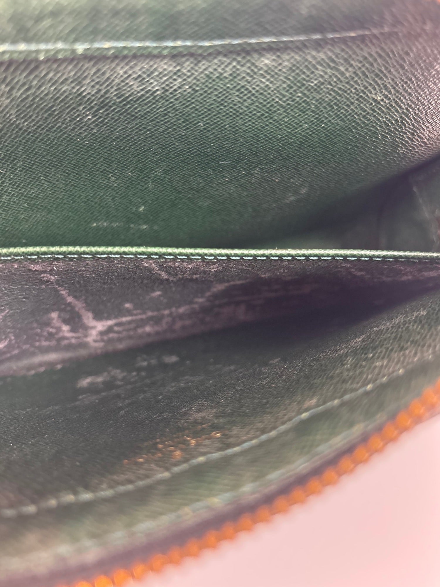 Pochette cuir Taïga Louis Vuitton
