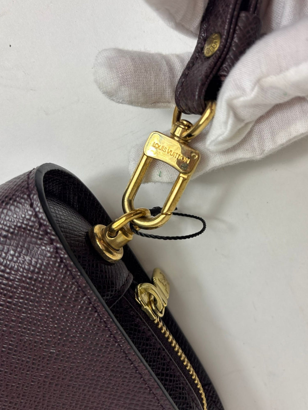 Pochette cuir Taïga Louis Vuitton
