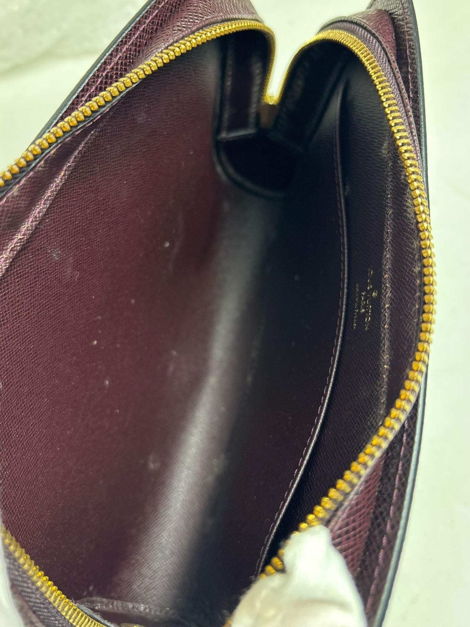 Pochette cuir Taïga Louis Vuitton