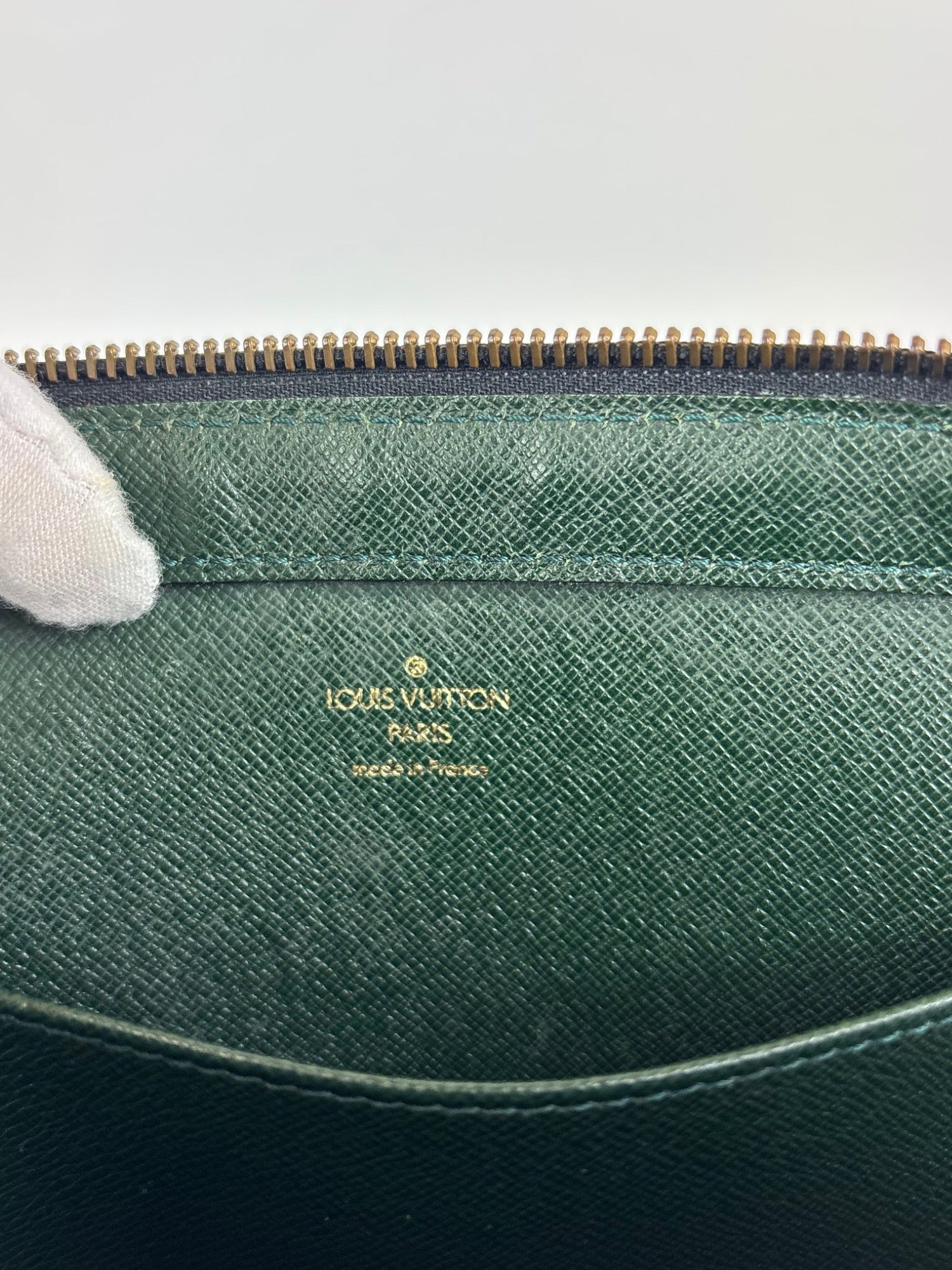 Pochette cuir Taïga Louis Vuitton