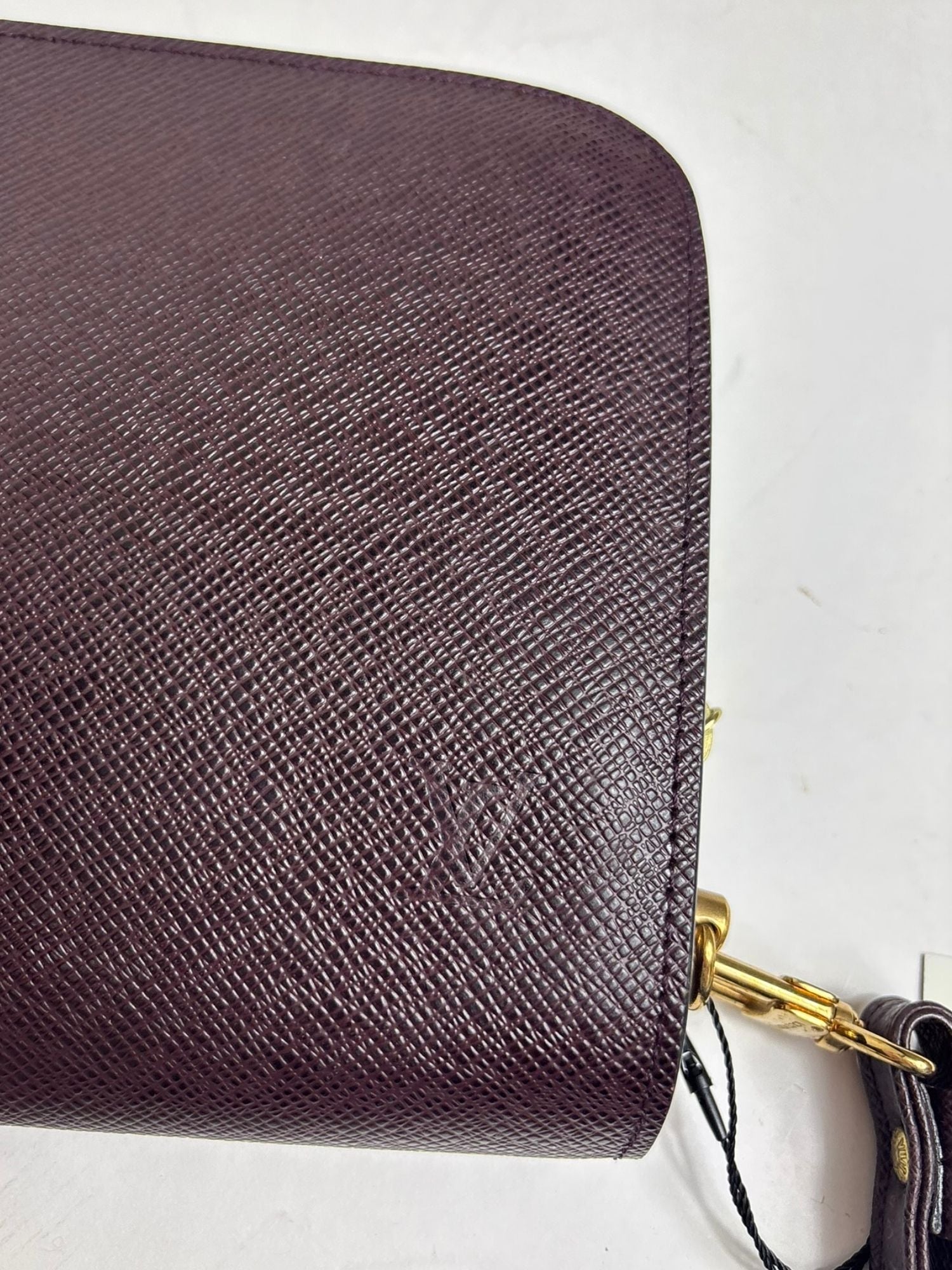 Pochette cuir Taïga Louis Vuitton
