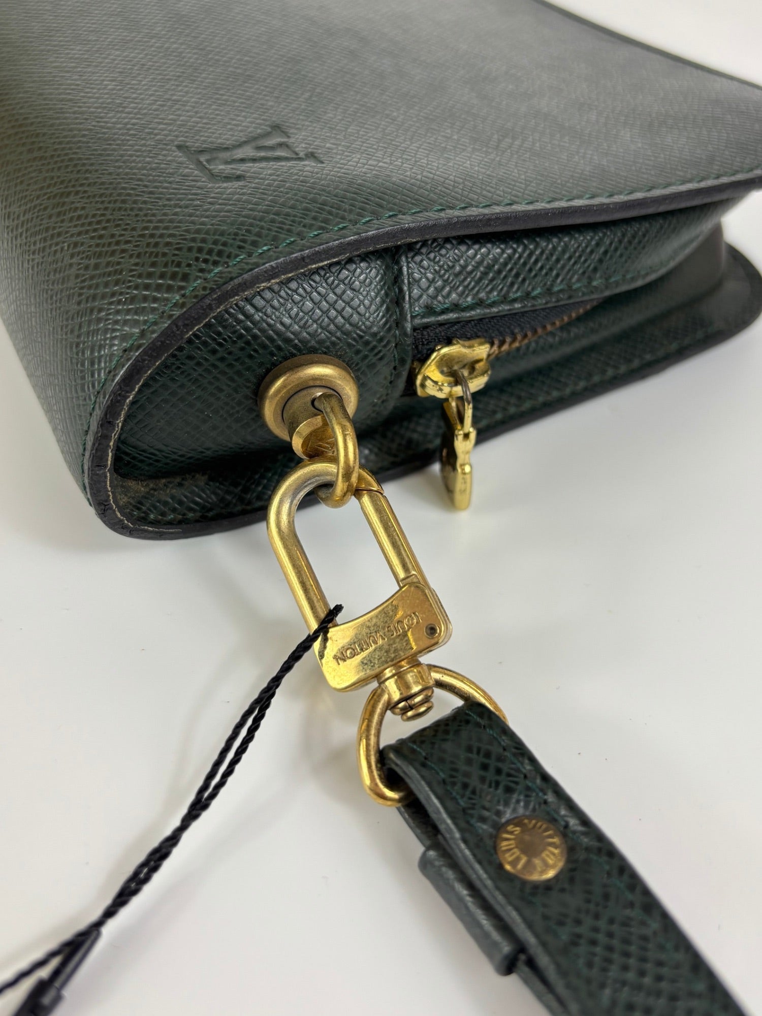 Pochette cuir Taïga Louis Vuitton