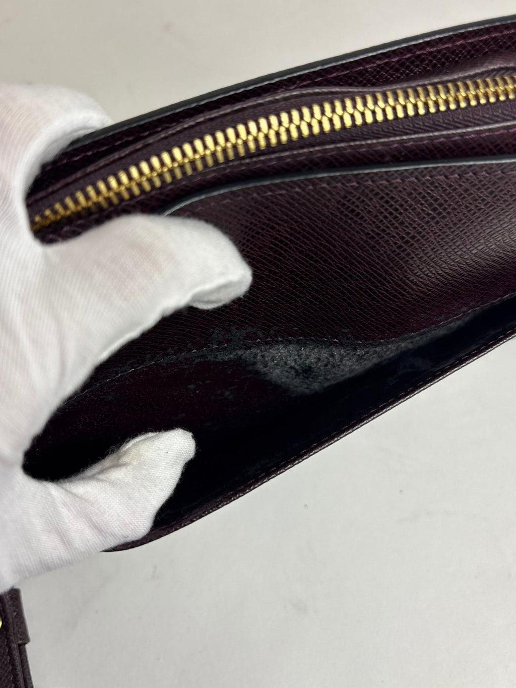 Pochette cuir Taïga Louis Vuitton