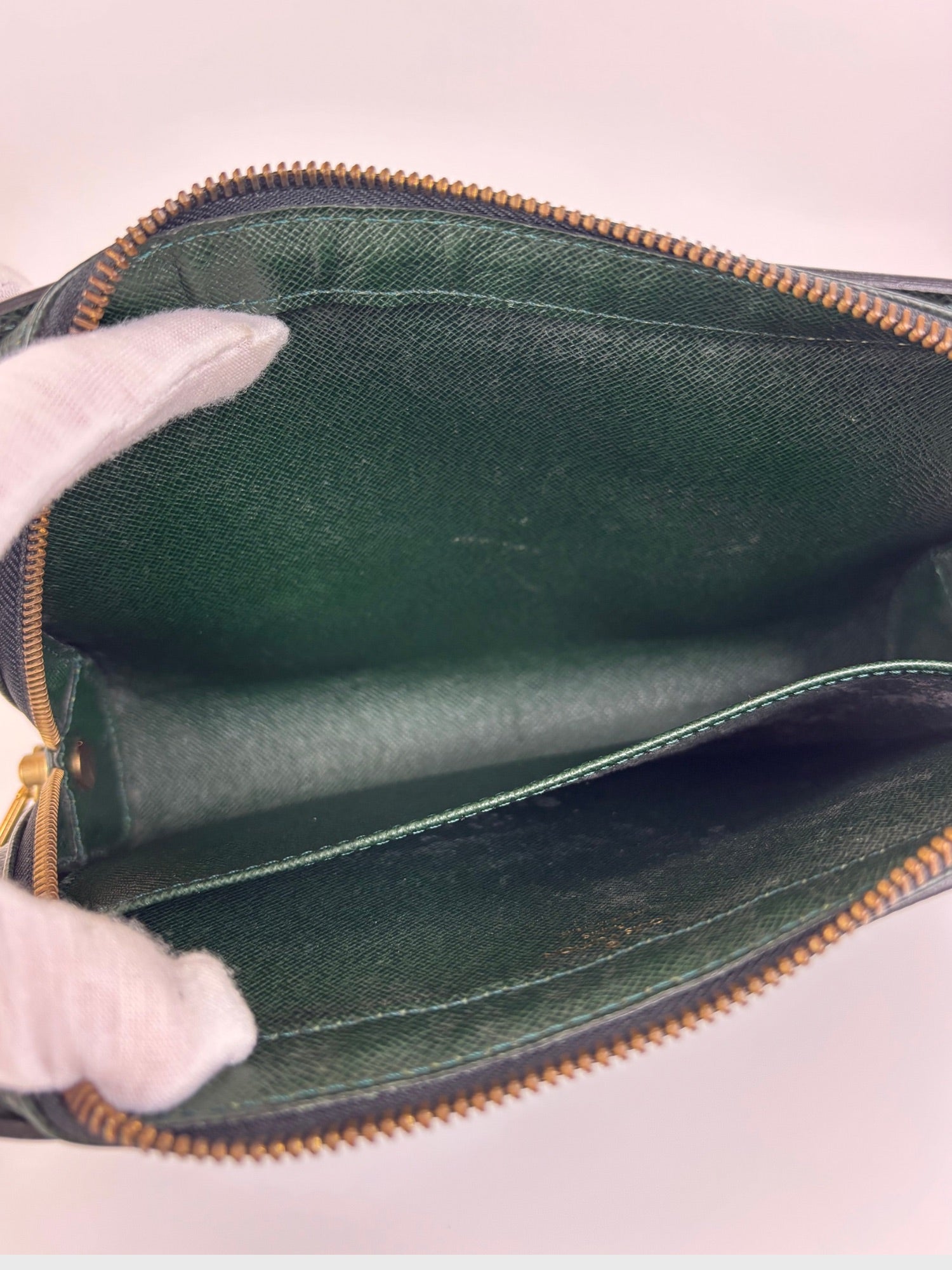 Pochette cuir Taïga Louis Vuitton