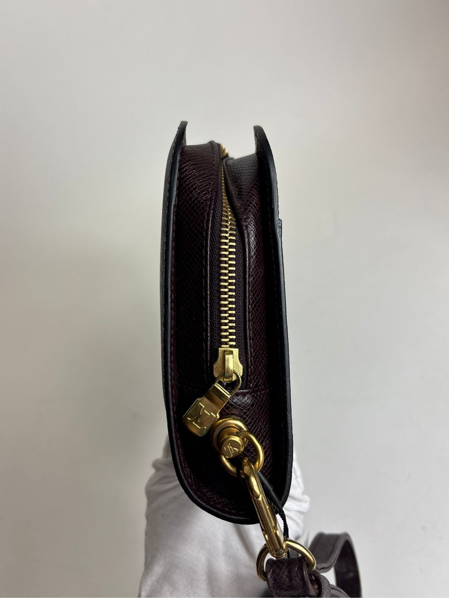 Pochette cuir Taïga Louis Vuitton