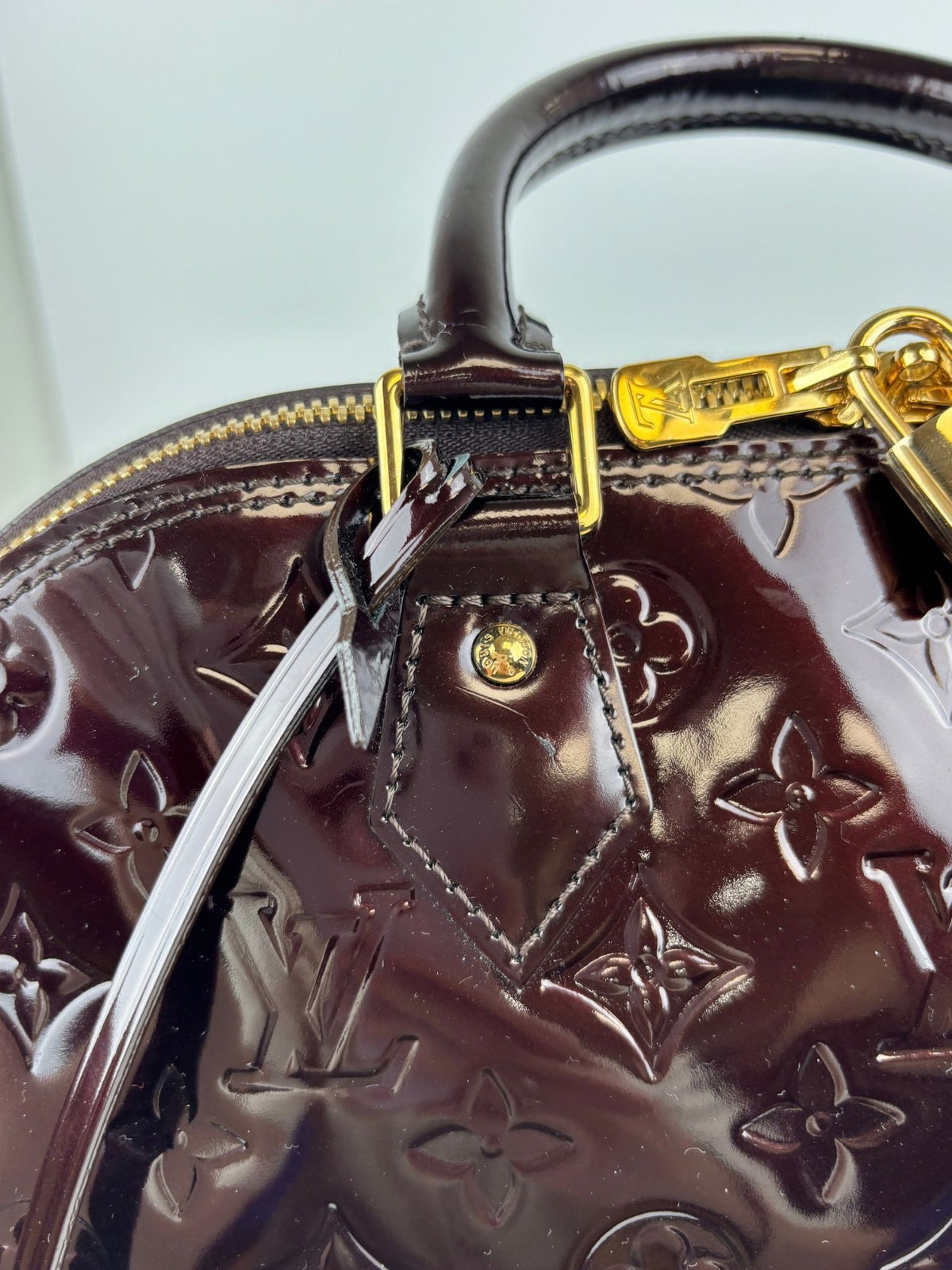 Alma PM cuir vernis Amarante Louis Vuitton