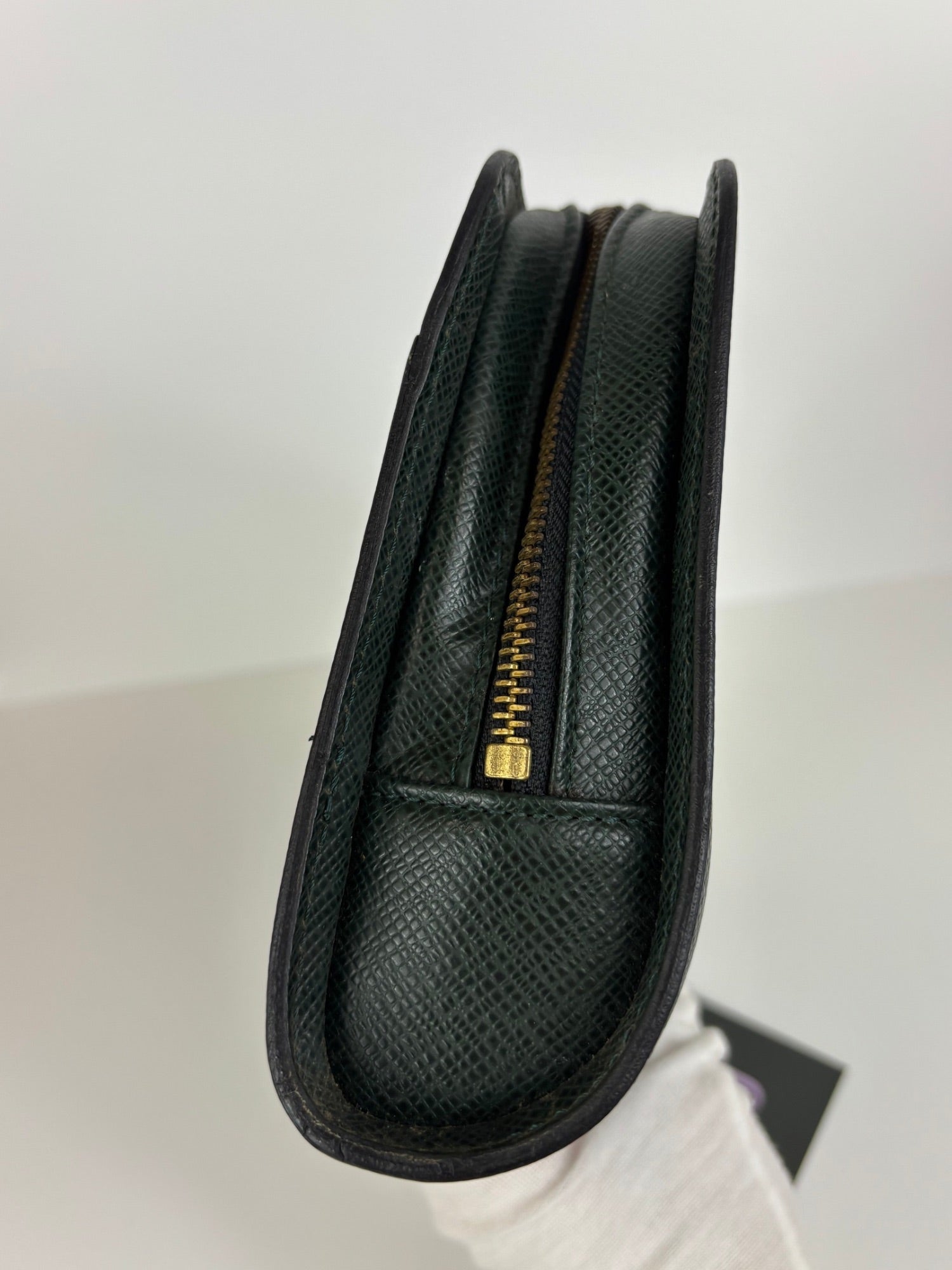 Pochette cuir Taïga Louis Vuitton