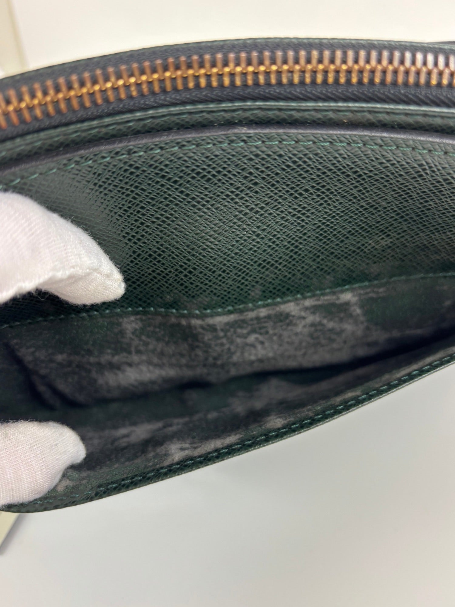 Pochette cuir Taïga Louis Vuitton
