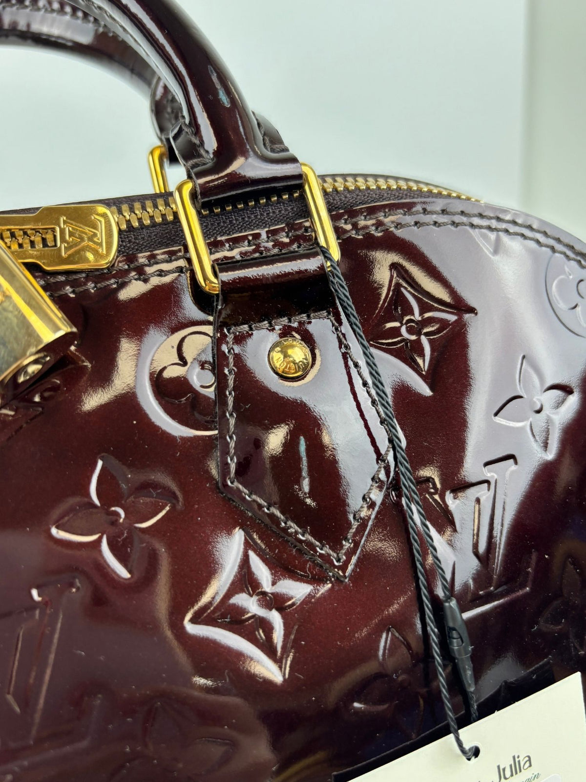 Alma PM cuir vernis Amarante Louis Vuitton