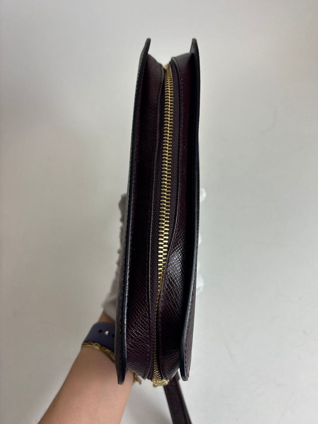 Pochette cuir Taïga Louis Vuitton