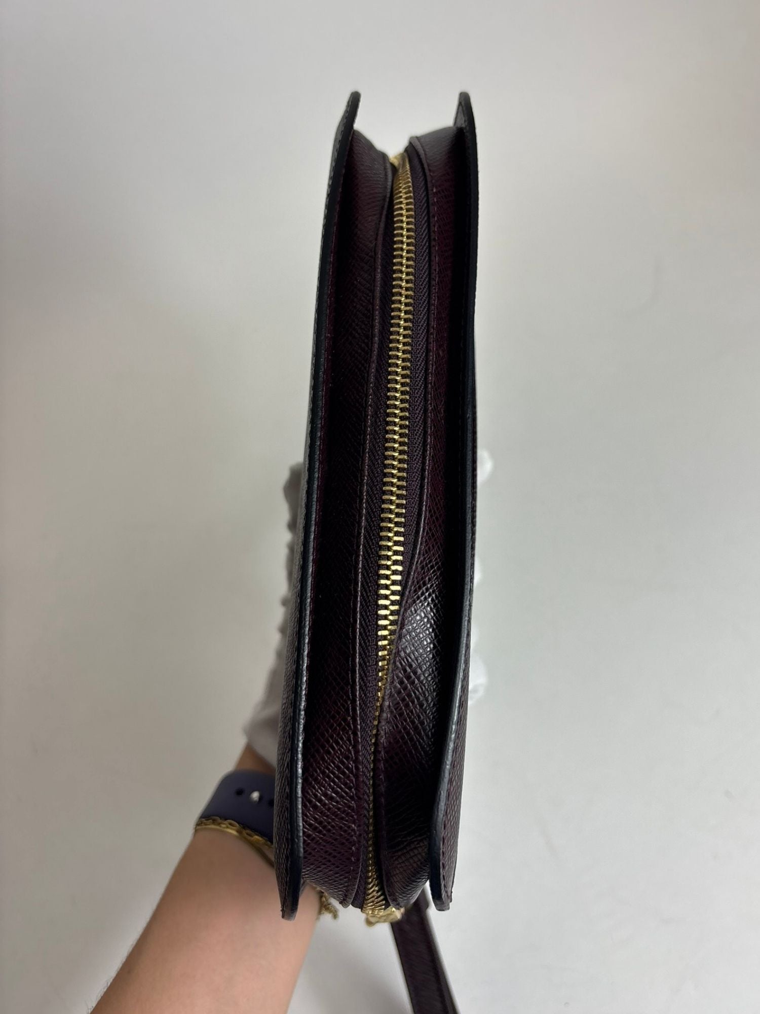 Pochette cuir Taïga Louis Vuitton