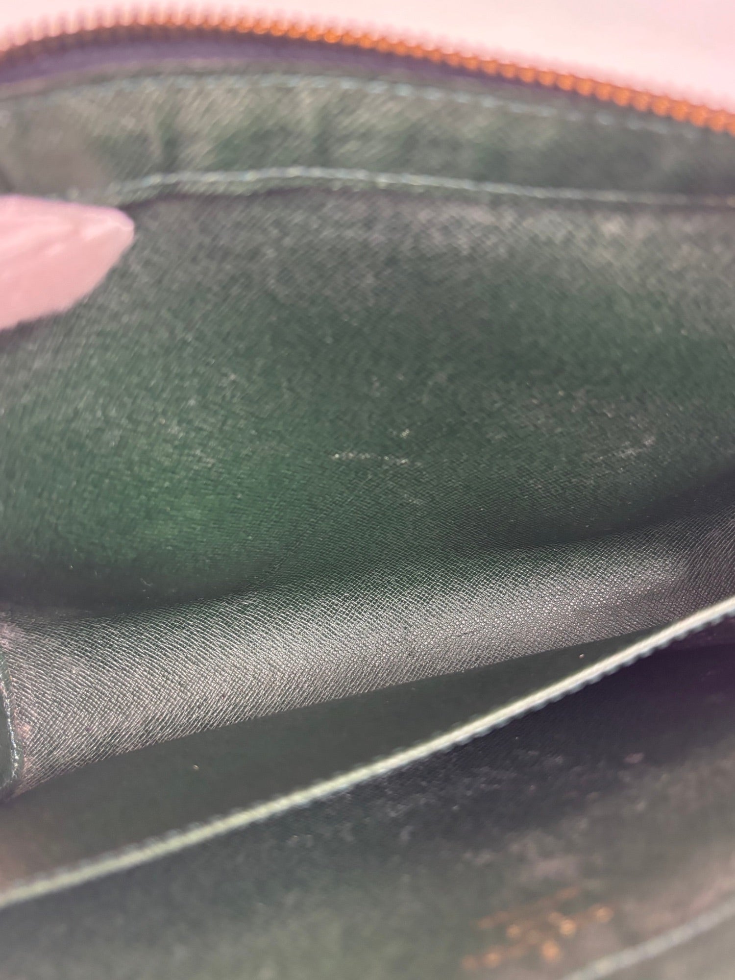 Pochette cuir Taïga Louis Vuitton