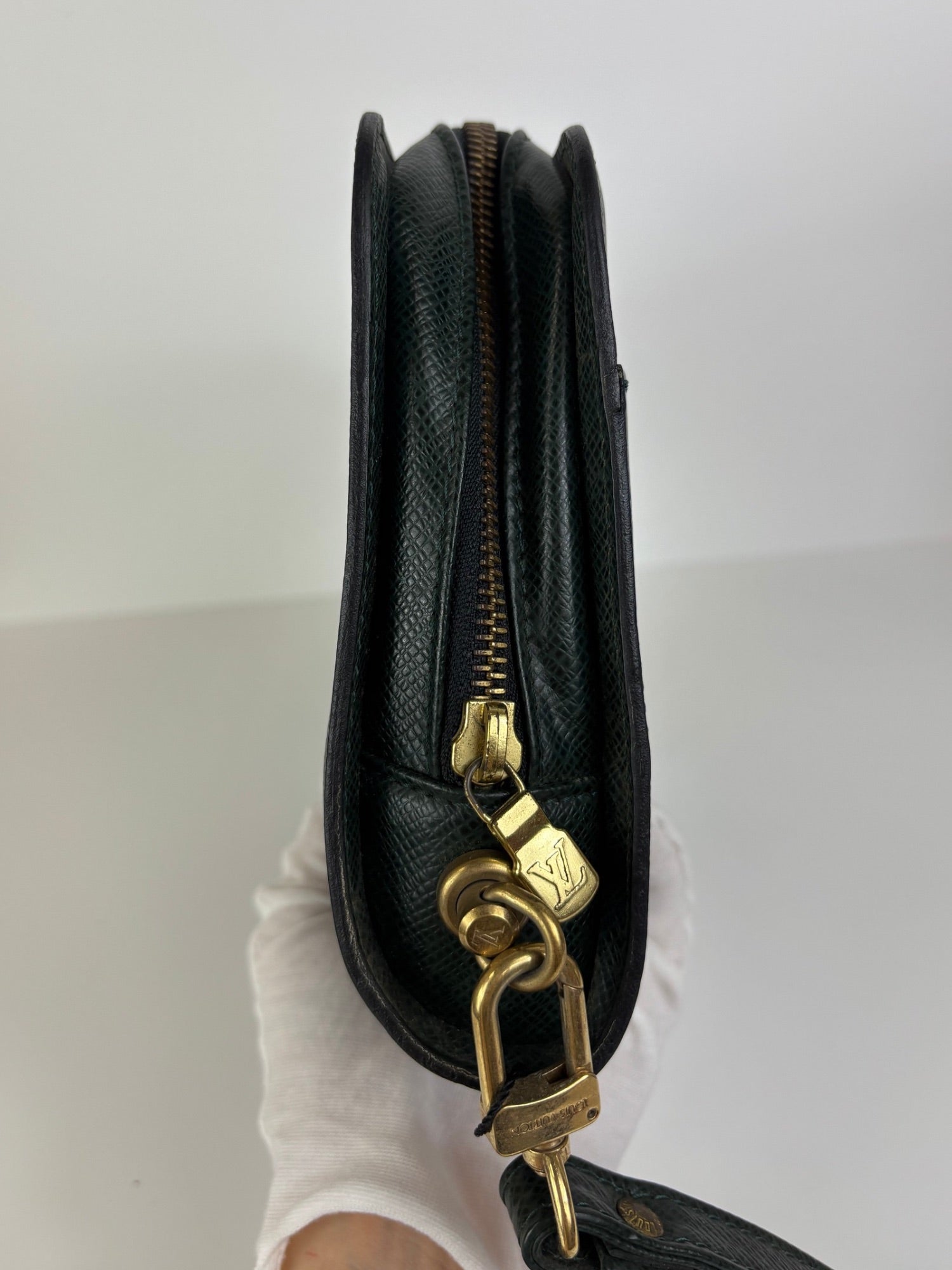 Pochette cuir Taïga Louis Vuitton