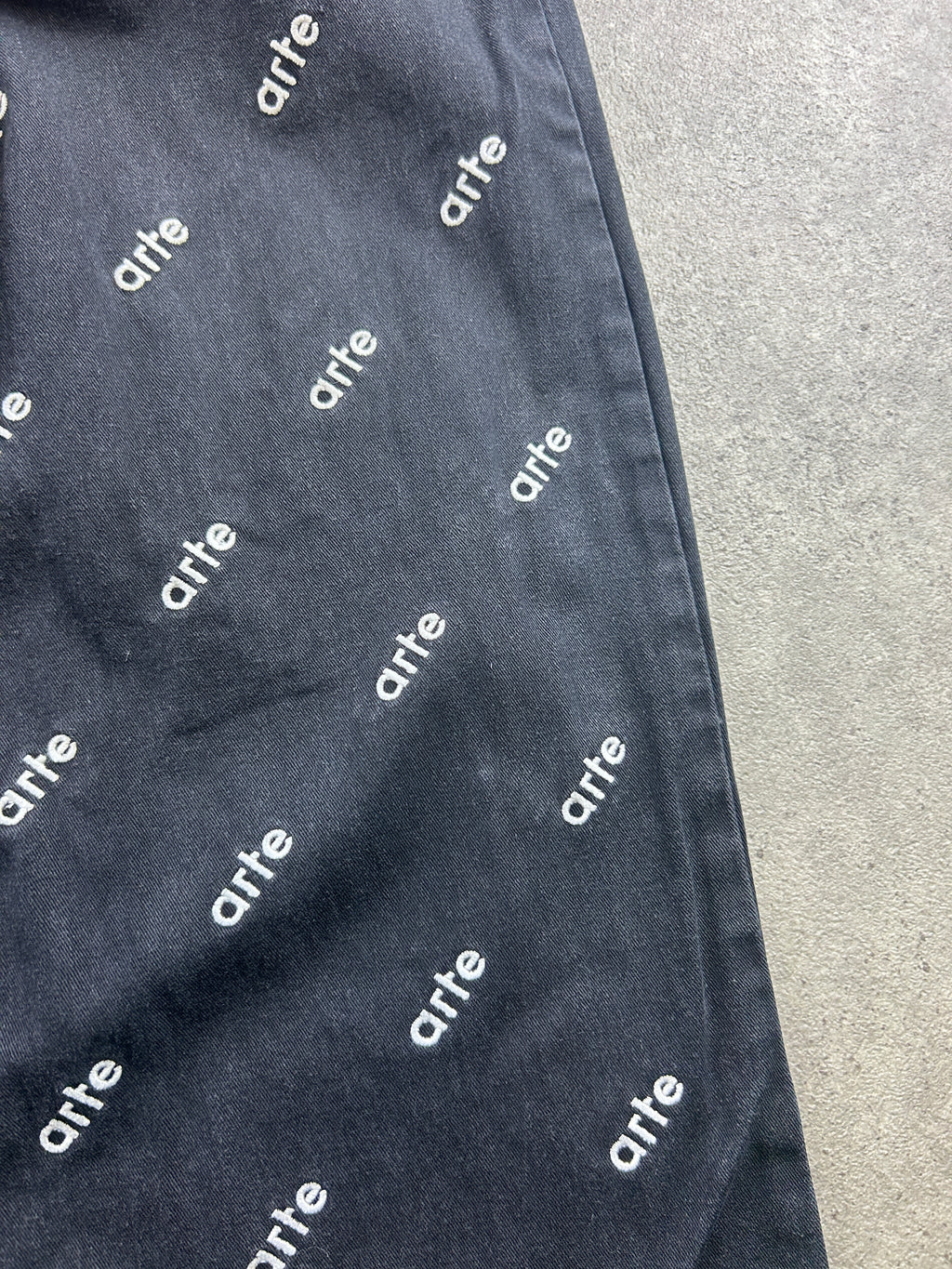 Pantalon Arte multilogos (L)