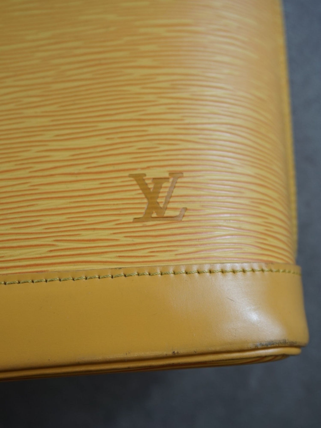 Louis Vuitton Alma Épi PM